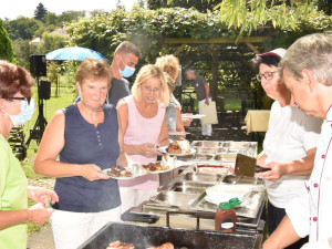 Grillbuffet im Garten des ÖJAB-Hauses St. Franziskus.