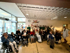 Gruppenfoto von BewohnerInnen und MitarbeiterInnen im Foyer des alten ÖJAB-Hauses Neumargareten.