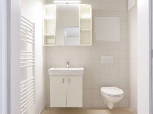 Abbildung eines Badezimmers mit Dusche und WC im neuen ÖJAB-Haus Remise, Jugendwohnheim in Wien-Meidling.