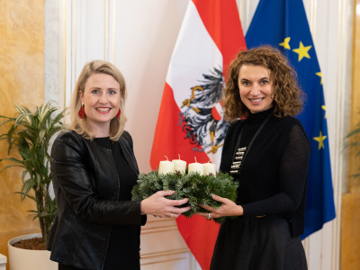 Susanne Raab, Bundesministerin für Frauen, Familie, Integration und Medien (links) und Alma Avdic, Leiterin des BPI der ÖJAB (rechts).