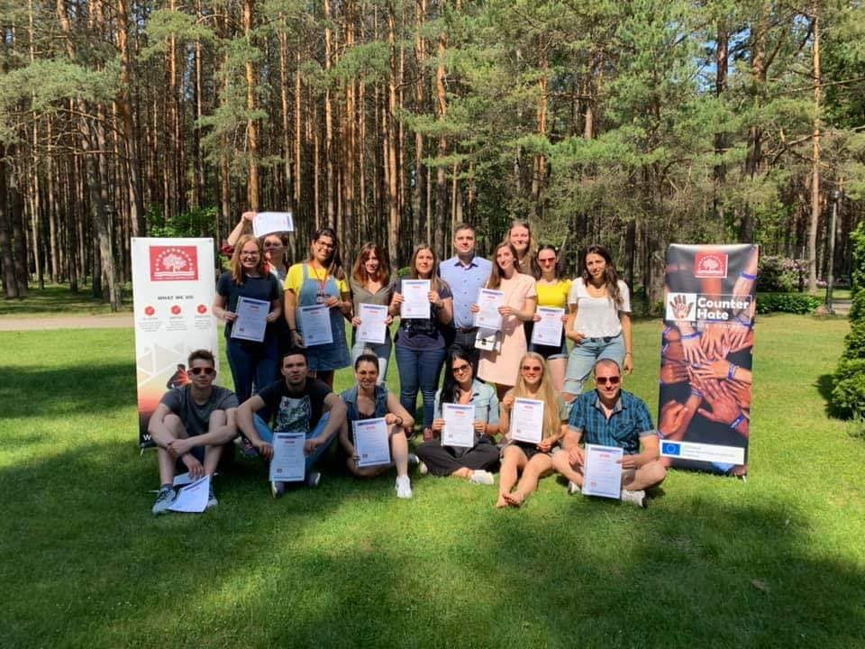 Gruppenfoto der TeilnehmerInnen am Erasmus+ Trainingskurs für JungarbeiterInnen in Saulkrasti (Lettland). Foto: Counter Hate.