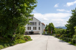 Die ÖJAB Waldpension liegt naturnah in Hochegg bei Grimmenstein in den Voralpen, 50 Auto-Minuten südlich von Wien.