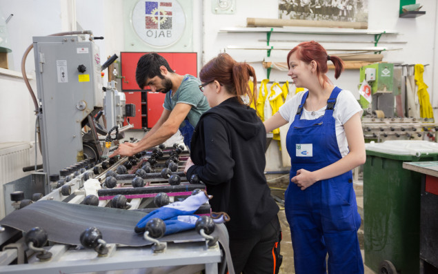 Lehrlinge in der Glasbautechnik-Werkstatt am BPI der ÖJAB.