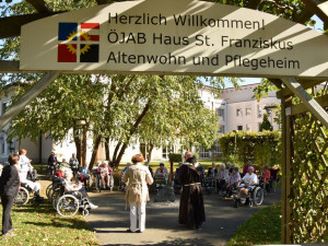BewohnerInnen bei der Segensfeier am 4. Oktober.