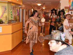 Mitarbeiter verkleidet als Indianer beim Faschingsfest im ÖJAB-Haus St.Franziskus.