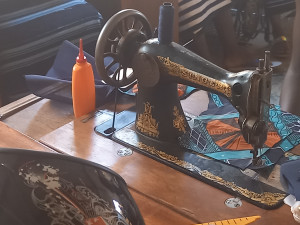 Nähmaschine und Stoffe zur Schneiderinnenausbildung im Projekt "Frauen - Bildung - Zukunft".
