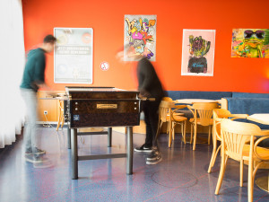 Tischfussball in der Heimbar des ÖJAB-Hauses Donaufeld.