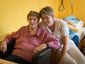 Nurse with resident of the ÖJAB SeniorInnenwohnanlage Aigen in Salzburg.