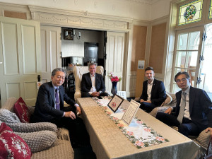 Gruppenfoto: Delegierte der YUAI und ÖJAB in der Hatoyama Hall.