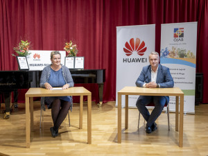 Dr. Monika Schüssler, ÖJAB-Geschäftsführerin, und Erich Manzer, Vice General Manager von Huawei Austria hielten kurze Reden bei der Verleihung im ÖJAB-Haus Johannesgasse. 