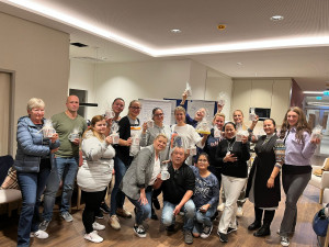 Gruppenfoto von MitarbeiterInnen stehend im neuen ÖJAB-Pflegewohnhaus Neumargareten.