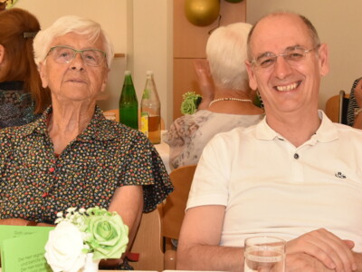 Christine Fleck (87) mit ihrem Sohn.