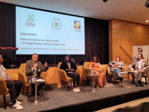 Die Expert:innenrunde der zweiten Paneldiskussion (v.l.n.r.): Dr. Bado Souleymane, Dr. Walter Ehmeir, Fatou Ndour, Moderatorin der zweiten Diskussionsrunde, H.E. Maimounata Ouattara, Botschafterin Burkina Faso in Wien, Dr. Pamela Burger, leitende Wissenschaftlerin am Forschungsinstitut für Wildtierökologie, Veterinärmedizinische Universität Wien und Dr. José Manuel Cruz-Rubio, Wissenschaftler, Veterinärmedizinische Universität Wien.