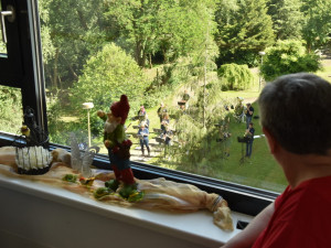 Bewohner des ÖJAB-Hauses St. Franziskus am Fenster sitzend.