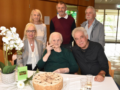 Elisabeth Malits (96) mit ihren Angehörigen.