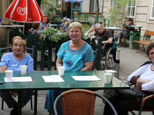 Bewohnerinnen gemeinsam am Tisch beim Grillheuriger 2021.