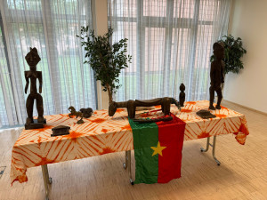 In einem Extraraum konnte man burkinische Kunst bewundern und sich darüber hinaus über die Arbeit der ÖJAB-EZA in Burkina seit 1961 informieren.
