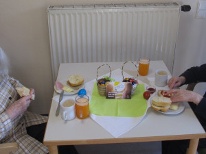 Zwei Seniorinnen beim Frühstücken