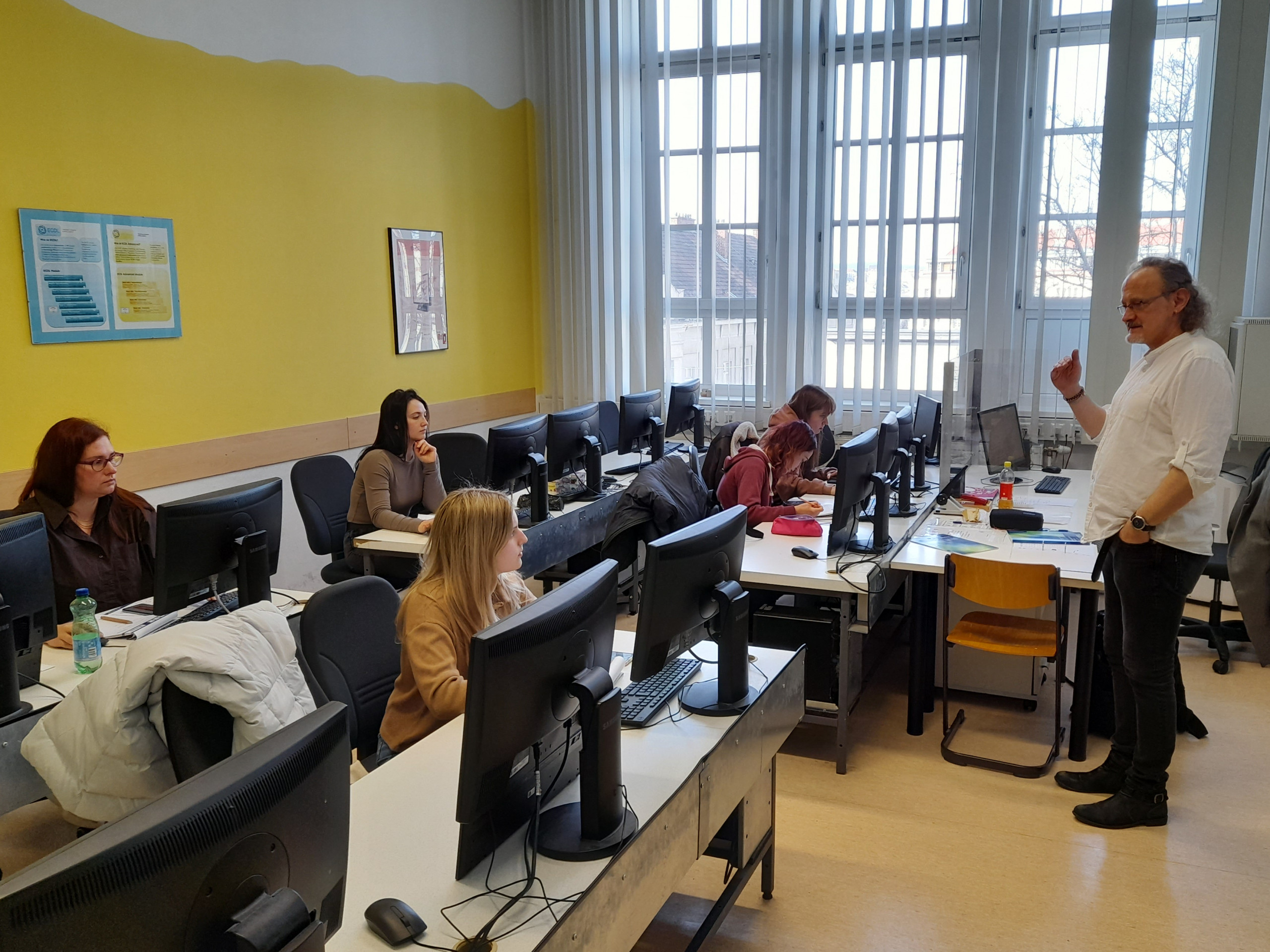 Lehrsituation mit ukrainischen Schülerinnen sitzend vor Lern-PCs in einem Seminarraum am BPI der ÖJAB in der Längenfeldgasse in Wien.