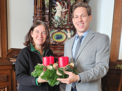 Die Grazer Bürgermeisterin Elke Kahr mit Guido Orzetek, Heimleiter des ÖJAB-Hauses Graz.
