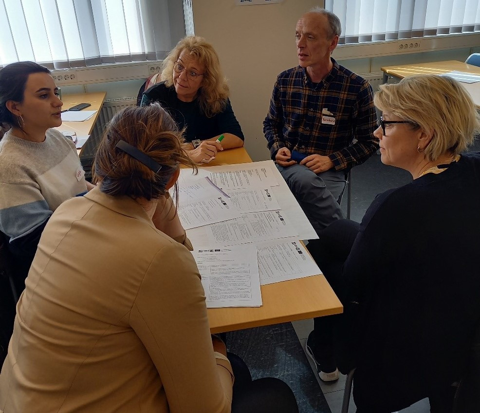 Gruppenfoto der Teilnehmenden bei einer Diskussion