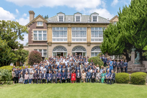 Gruppenfoto aller TeilnehmerInnen des Festakts zum 70-jährigen Bestehen vor dem Hatoyama Kaikan. Alle Fotos: YUAI.