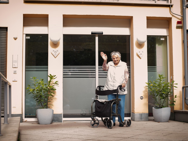 Eingangsbereich der SeniorInnenwohnanalage Aigen in Salzburg.