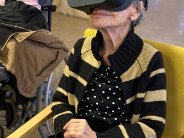 BewohnerInnen sitzend mit aufgesetzter VR-Brille.