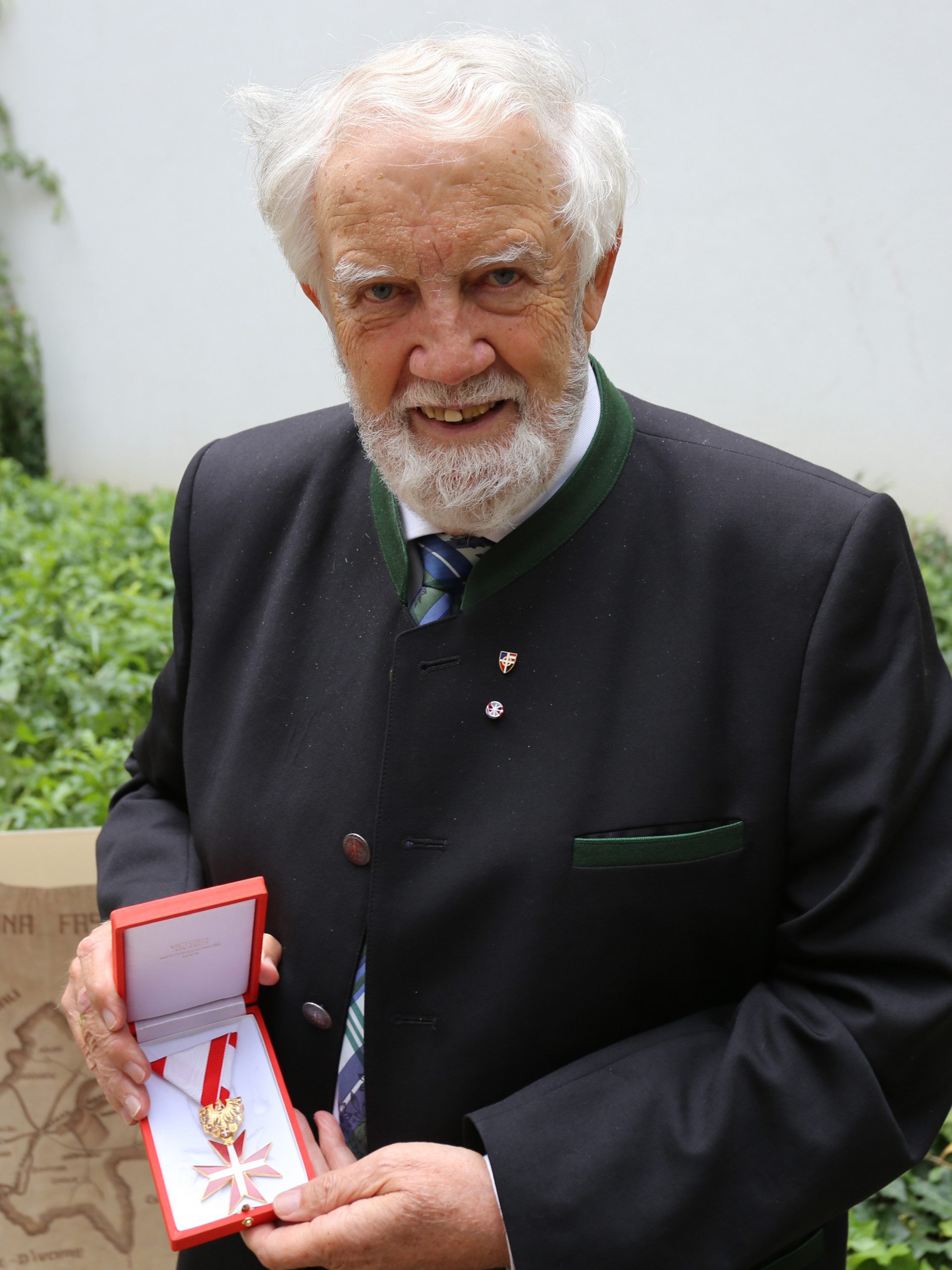 ÖJAB-Ehrenpräsident Eduard Schüssler mit dem Goldenen Ehrenzeichen für Verdienste um die Republik Österreich.