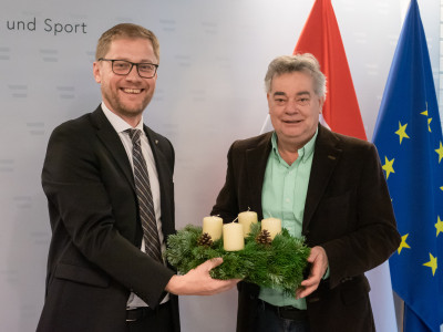 Werner Kogler, Vizekanzler und Bundesminister für Kunst, Kultur, öffentlichen Dienst und Sport (rechts) und Harald Pöckl, Stv. Geschäftsführer der ÖJAB (links).