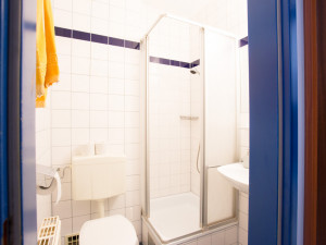 Bathroom at the ÖJAB-Haus Mödling.