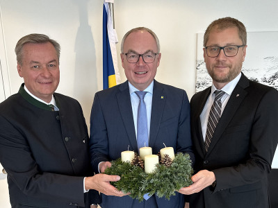 Stephan Pernkopf, Niederösterreichischer Landeshauptfrau-Stellvertreter mit Dieter Fröhlich, Stv. Geschäftsführer der ÖJAB (links) und Harald Pöckl, Stv. Geschäftsführer der ÖJAB (rechts).