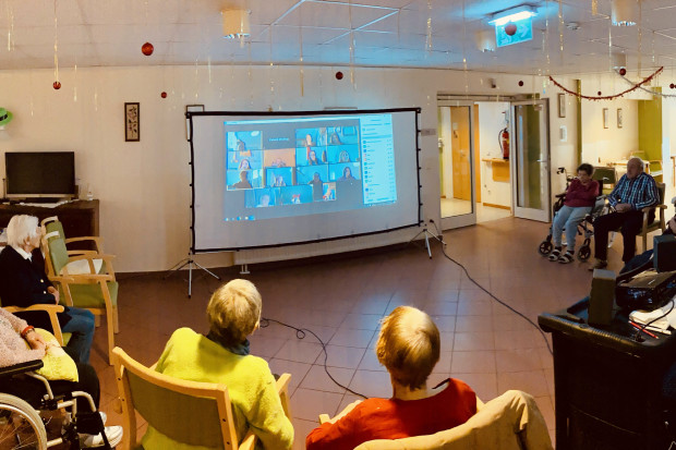Zoom-Treffen von SeniorInnen mit einer Schülerin.