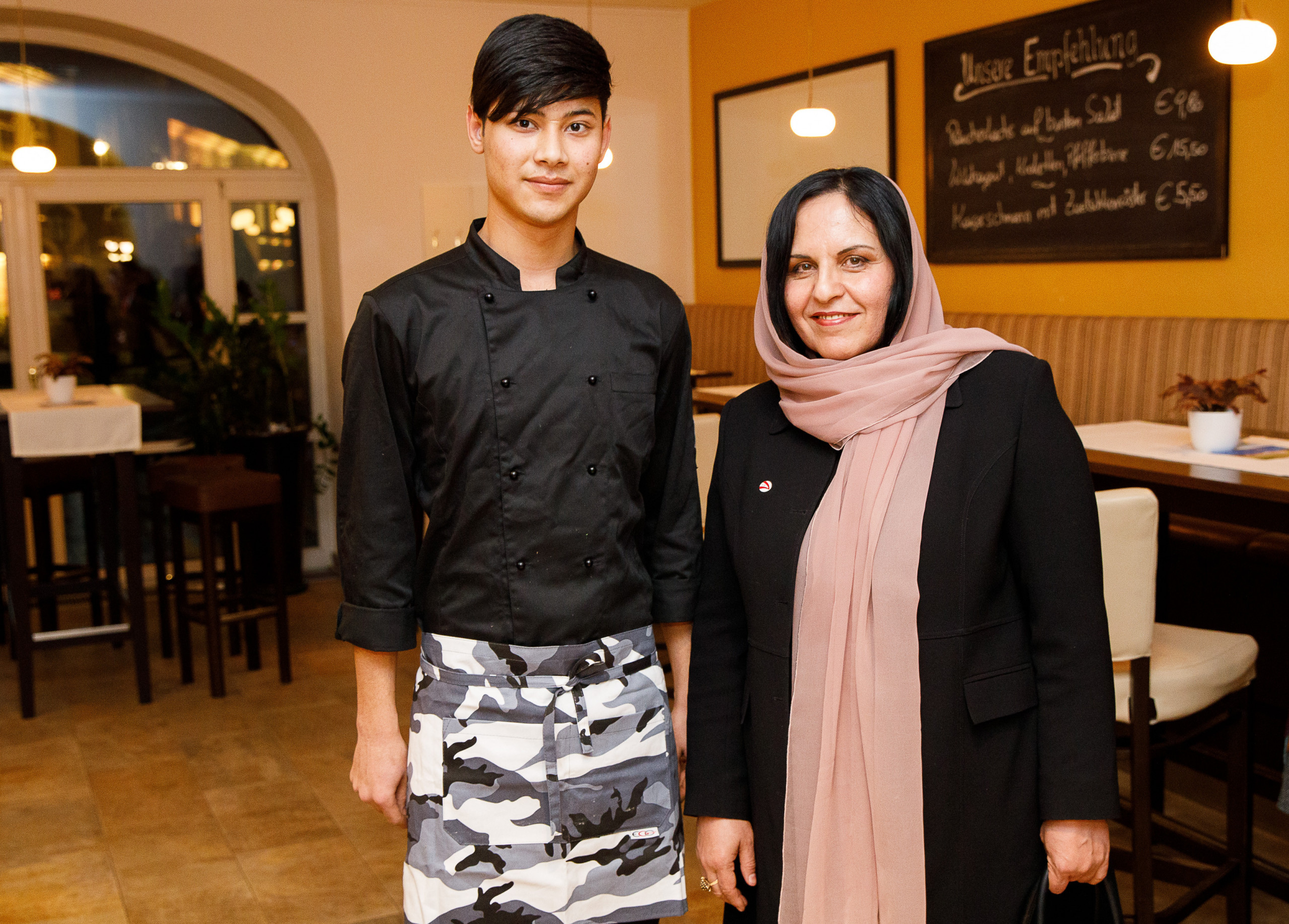 Mostafa Ahmadi machte eine Gastronomie-Lehre, neben ihm Khojesta Fana Ebrahimkhel, Botschafterin von Afghanistan in Österreich. Foto: PaN/Wieser