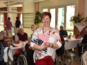 Wohnbereichsleiterin Claudia Kroboth hat von den SchülerInnen auch ein Herz zum Muttertag bekommen.