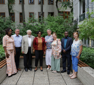 Hoher Besuch in der Zentralen Geschäftsstelle der ÖJAB. V.l.n.r.: Mme Mariette BONKONGOU, Deuxième Secrétaire, Dieter Fröhlich, Stv. Geschäftsführer der ÖJAB, Eduard Schüssler, Honorarkonsul und Ehrenpräsident der ÖJAB, Son Excellence Madame Maïmounata Ouattara, Botschafterin von Burkina Faso, Monika Schüssler, Geschäftsführerin der ÖJAB, Mme Boutheina CHABOUH, Secrétaire particulière, M. Aboubacar Adè OUATTARA, Deuxième Conseiller chargé des affaires économique, Martina Steinbauer, Generalsekretärin der Österreichisch-Burkinischen Gesellschaft.