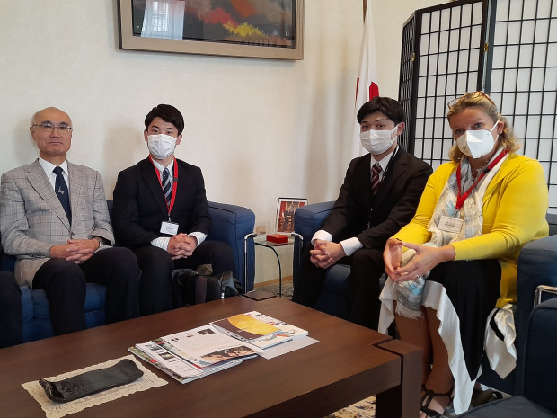 Beim Besuch in der japanischen Botschaft am 14. September war Zeit für einen Austausch und ein gemeinsames Foto. Auf dem Foto: YUAI-Delegierte, Botschafter von Japan in Österreich Akira Mizutani und Dr. Monika Schüssler, ÖJAB-Geschäftsführerin. 