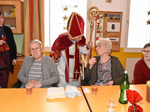 Herr Harald und Frau Hannelore Bauer mit ihrem Urenkel Yanik als Nikolaus.