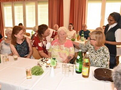 Maria Potzmann (88) im Kreis ihrer Lieben.