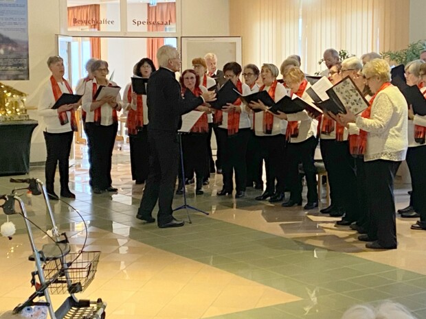 Der Volkschor Güssing unter der Leitung von Karl Mandl beim Adventkonzert im ÖJAB-Haus Sankt Franziskus.