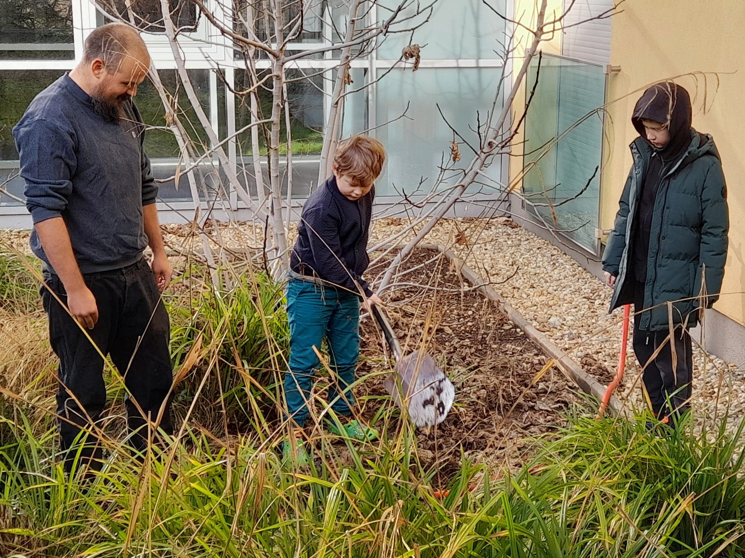 Ein Mitarbeiter des ÖJAB-Hauses Eisenstadt zeigte den Kindern aus der Ukraine spielerisch, wie man einen Baum pflanzt. 