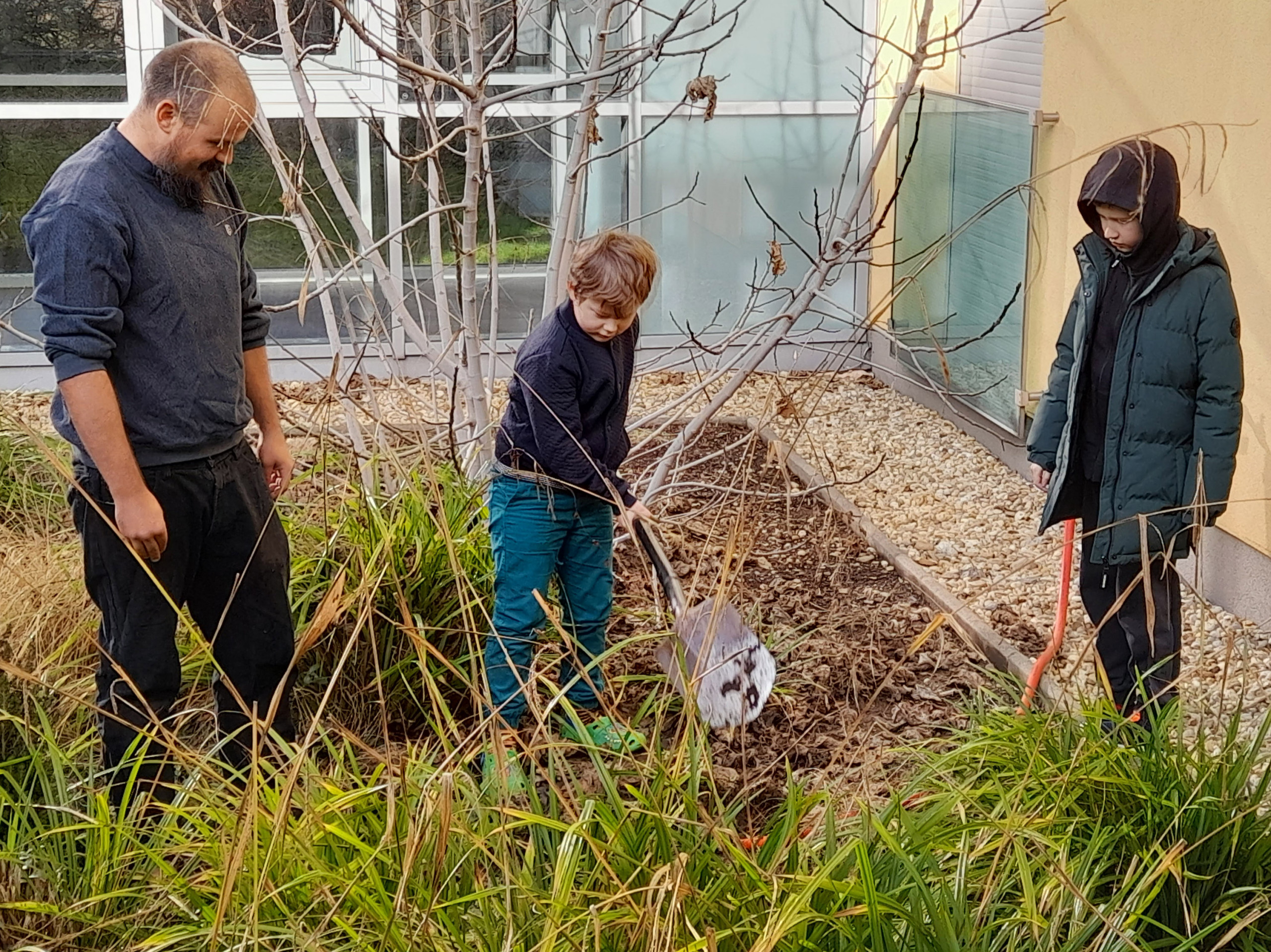 Ein Mitarbeiter des ÖJAB-Hauses Eisenstadt zeigte den Kindern aus der Ukraine spielerisch, wie man einen Baum pflanzt.