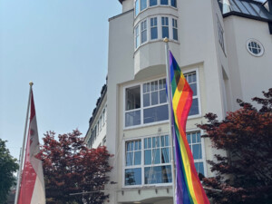 Außenaufnahme des ÖJAB-Hauses Salzburg mit PRIDE-Beflaggung.