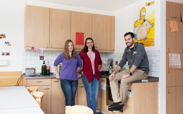 Drei Studierende in der Stockwerksküche eines ÖJAB-Studierendenwohnheims