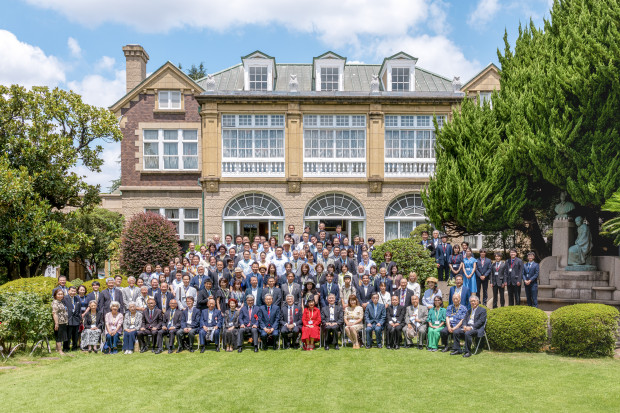 Gruppenfoto aller TeilnehmerInnen des Festakts zum 70-jährigen Bestehen vor dem Hatoyama Kaikan. Alle Fotos: YUAI.