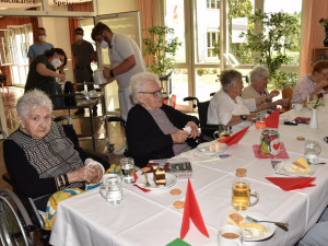 SeniorInnen beim Tisch