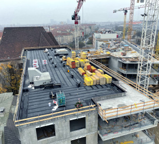 Luftaufnahme des Rohbaus des ÖJAB-Pflegewohnhauses Neumargareten von oben.