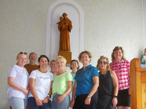 Gruppe von MitarbeiterInnen in der Kirche