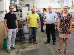 Nicole Meissner, Geschäftsführerin der St. Elisabeth-Stiftung gemeinsam mit (v.l.n.r.) Harald Pöckl, Stv. Geschäftsführer der ÖJAB, Jürgen Saller, ÖJAB-Fachbereichsleiter Metall & Elektro und Ernst Traindt, ÖJAB-Bereichsleiter der Jugend- und Erwachsenenbildung in den Werkstätten des BPI der ÖJAB.