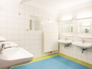 Communal washing rooms at the ÖJAB-Haus Niederösterreich 2.